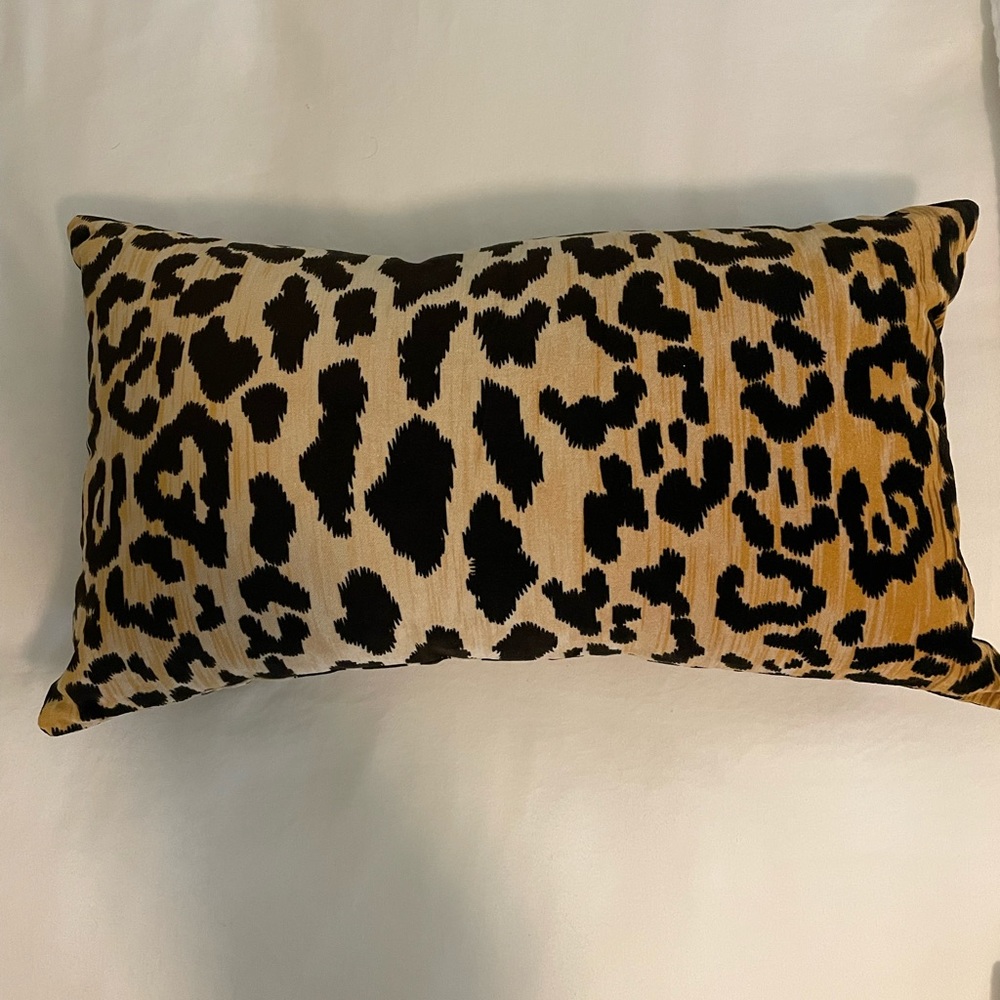 Leopard lumbar pillow